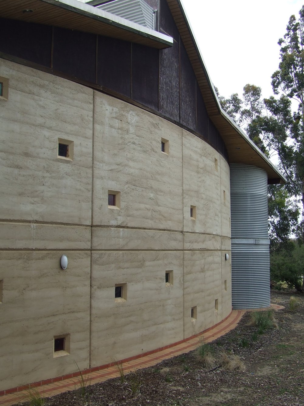  Despite being a monolithic structural element, the rammed earth has been sculpted into plastic and playful forms. 